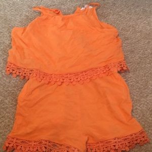I’m selling a bright orange jumper☺️